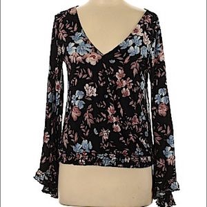 AE Bell Sleeve Top - M